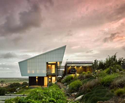 The site’s topography, orientation, exposure to the elements and neighbours, define the building’s form. The building responds through systems of blocking and filtering: walls of sliding glass, screens, and large scale automated clerestories The resultant form and spatial dynamics are reminiscent of a full sail, a Spinnaker.